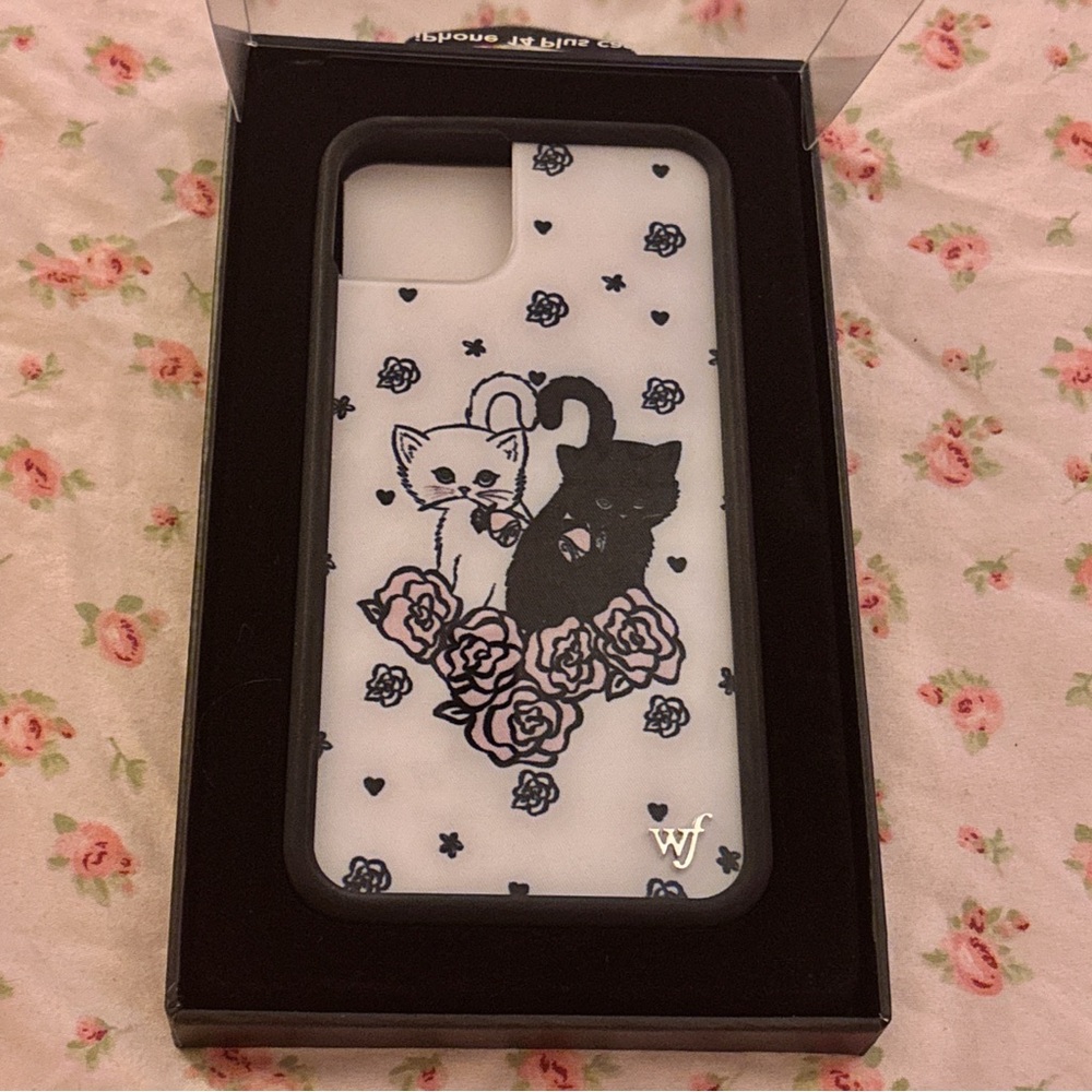 🐈‍⬛Cute Cat iPhone Case with Floral Design🤍 iPhone 14 Plus and 15 Plus